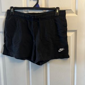 Nike. Women’s shorts, black, size L.